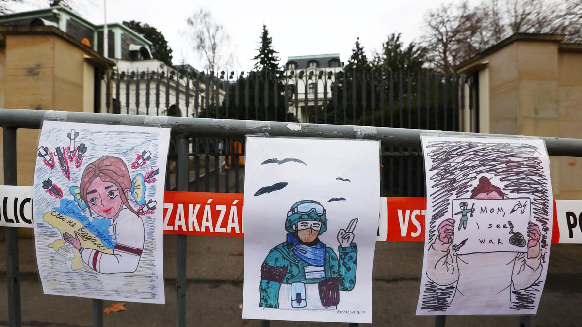 FOTO: Obrázky dětí před ruskou ambasádou